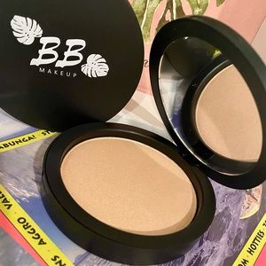 ⭐️Illuminating highlighter in Pearl⭐️